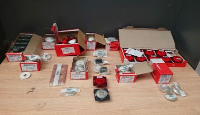 beaucoup de boîtes rouges posées sur une table