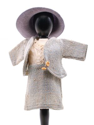 un mannequin coiffé d'un chapeau et vêtu d'un manteau