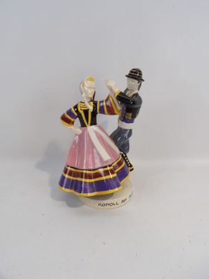une figurine représentant un homme et une femme en train de danser
