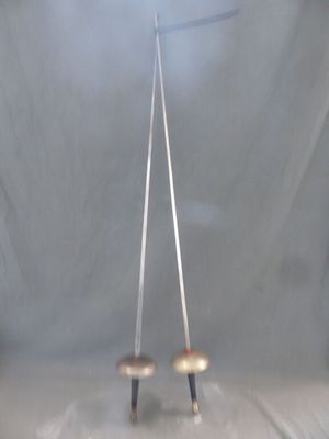 une paire de bâtonnets en bois posés sur une table