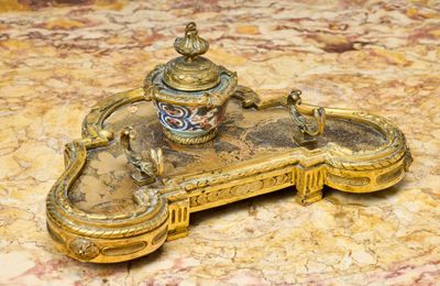 Encrier de bureau en bronze doré à décor néoclassique de fri…