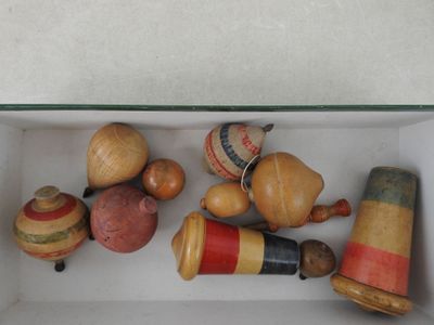 une boîte contenant tout un tas de jouets en bois