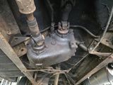un gros plan du moteur et des pots d'échappement d'une voiture