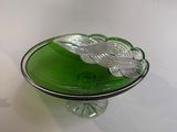 un bol en verre vert orné d'un motif de feuilles