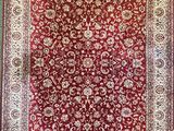 un tapis rouge et blanc orné d'un motif floral