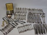 beaucoup d'argenterie sur une table avec un coffret