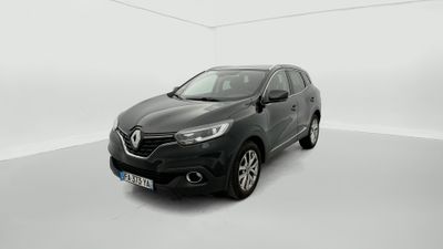 Une voiture noire est garée dans une pièce blanche