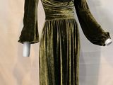 une robe en velours vert pour femme, posée sur un socle de mannequin