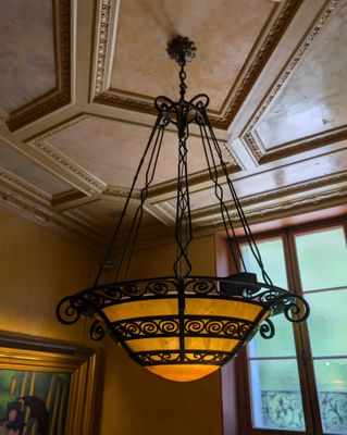 un lustre suspendu au plafond d'une pièce