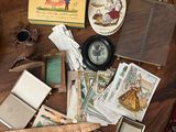 une table en bois sur laquelle sont posés tout un tas d'objets
