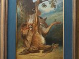 tableau encadré représentant un chien et un oiseau suspendu à un arbre