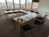 des tables et des chaises dans une pièce avec vue sur la ville