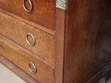 une commode en bois avec un plateau en marbre noir