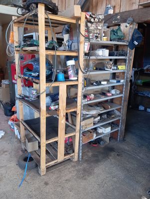 un garage avec de nombreux outils sur les étagères