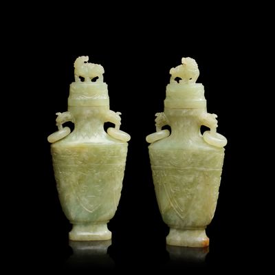 paire de vases en jade sculpté sur fond noir
