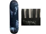 un skateboard sur lequel est représenté un homme