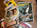 il y a beaucoup d'affiches de cinéma par terre dans cette pièce
