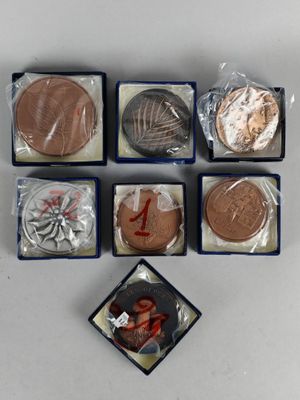 Plusieurs sortes de chocolats se trouvent dans une boîte posée sur une table