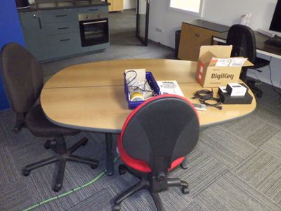 une table avec une chaise et une boîte posée dessus