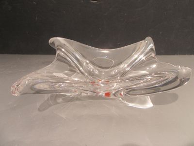 un bol en verre posé sur une table