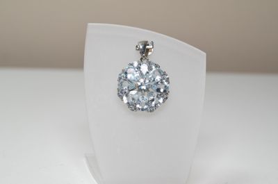 Un pendentif en argent serti de 6,10 cts env d'aigues-marine…