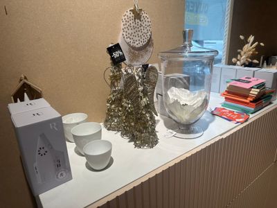 une table sur laquelle se trouvent de nombreux objets