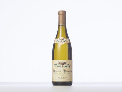 une bouteille de vin blanc posée sur une table