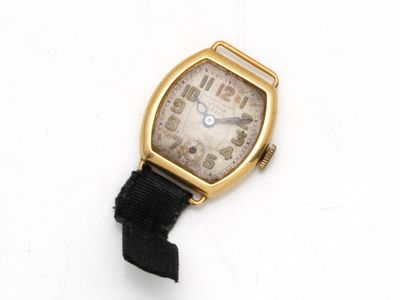 un gros plan d'une montre sur une surface blanche avec un fond blanc