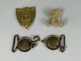 trois types différents d'objets métalliques, à savoir une pièce d'or, une pièce d'argent et une pièce d'argent