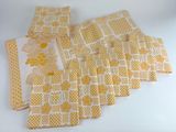 six serviettes jaunes et blanches ornées de fleurs jaunes