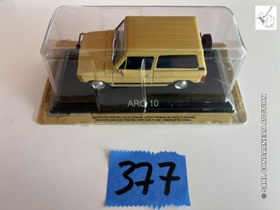un camion jaune dans une boîte transparente posée sur une table