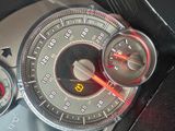 un gros plan sur le compteur de vitesse et les jauges d'une voiture