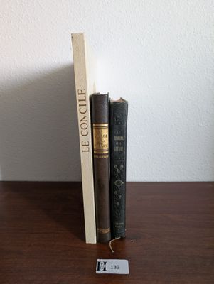 deux livres posés sur une table en bois
