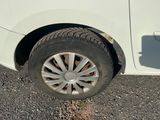 une voiture blanche garée sur le bord de la route