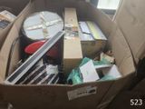 une boîte en carton contenant de nombreux objets divers