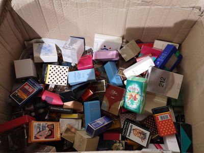 une boîte en carton remplie de cartes de toutes sortes