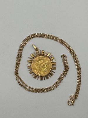 un gros plan d'une pièce d'or entourée d'une chaîne