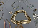 de nombreux colliers et bracelets différents disposés sur une table