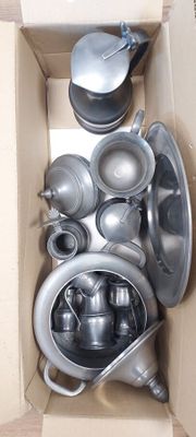 une boîte contenant tout un tas de casseroles et de poêles