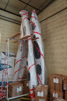 de nombreux cartons empilés sur un chariot dans l'entrepôt