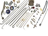 une image représentant un assortiment de bijoux posés sur une surface blanche