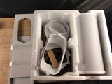 une boîte blanche contenant une tasse et quelques tasses