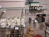 un étalage présentant différents types d'aliments dans un magasin