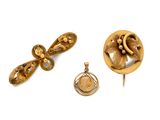 trois bijoux, dont une broche, une broche en or et un pendentif