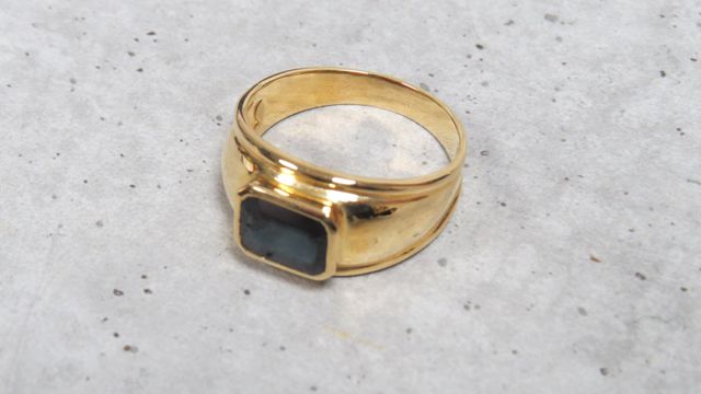 Bague en or jaune 750 millièmes ornée au centre d'un saphir recta...