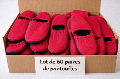 Lot de 60 paires de pantoufles rouges.