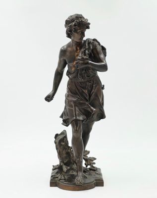 une statue en bronze représentant une femme tenant un chien, posée sur un socle en bois