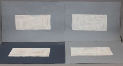 deux feuilles de papier qui se trouvent dans une boîte
