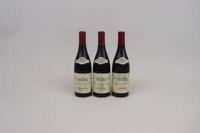 trois bouteilles de vin posées sur une table l'une à côté de l'autre