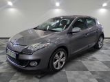 la voiture grise est garée dans le garage sur le sol en damier